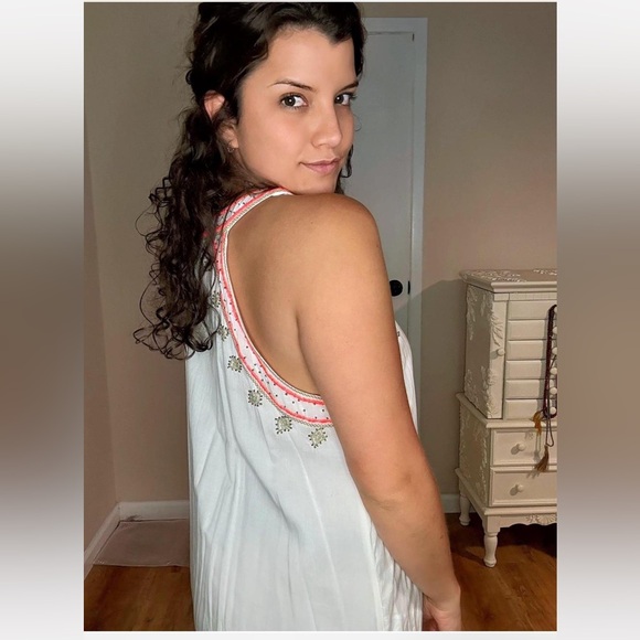 White and Pink Sleeveless Dress - Picture 3 of 8